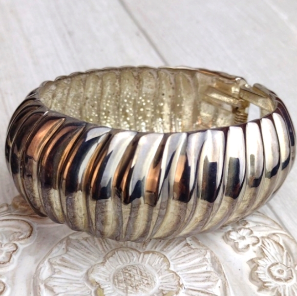 Silver Tone Vintage Style Hinge Cuff Bracelet - Picture 4 of 6